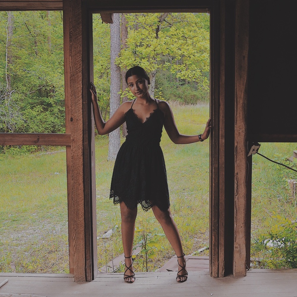 V-Neck Spaghetti Straps Lace Backless Mini Dresses